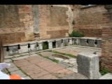 03261 ostia - regio i - insula xii - caseggiato dei triclini (i,xii,1) - latrinen (opus mixtum - hadrianus) - via della forica.jpg